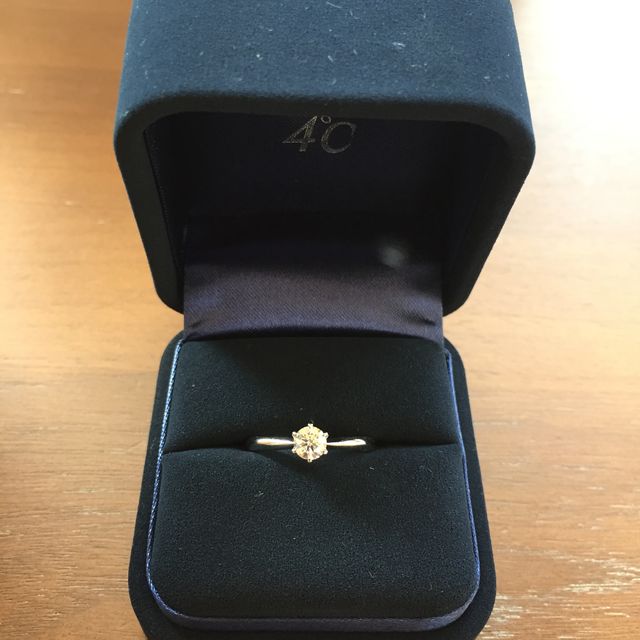 【4℃ BRIDAL(ヨンドシーブライダル)の口コミ】 ダイヤモンドが欲しいと思い購入しました。
ザ・指輪という形の指輪が欲し…