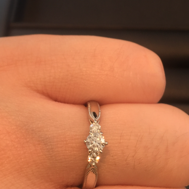 【エクセルコダイヤモンド(EXELCO DIAMOND)の口コミ】 婚約指輪です。プラチナでミル打ちとダイヤモンドがとてもかわいかった。…