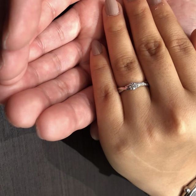 【ラザール ダイヤモンド(LAZARE DIAMOND)の口コミ】 リングが2本から交わってなっているので、指の太さが強調されすぎないとこ…