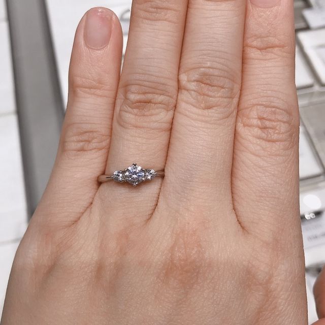【アイプリモ(I-PRIMO)の口コミ】 デザインが一目惚れでした。婚約指輪なので王道にストレートなデザインが…