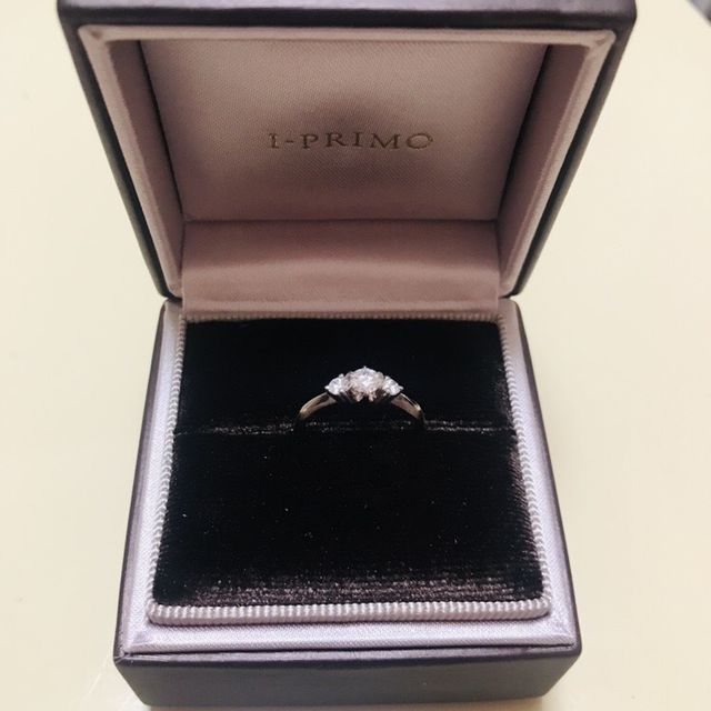 【アイプリモ(I-PRIMO)の口コミ】 デザインが一目惚れでした。婚約指輪なので王道にストレートなデザインが…