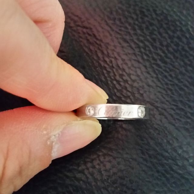 【カルティエ(Cartier)の口コミ】 私と主人で好みのデザインが一致しました。
ダイヤが左右に
2粒ついている…