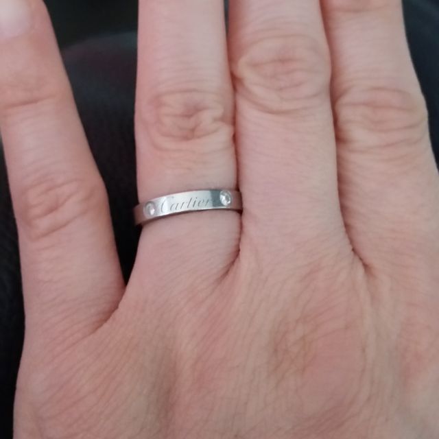 【カルティエ(Cartier)の口コミ】 私と主人で好みのデザインが一致しました。
ダイヤが左右に
2粒ついている…