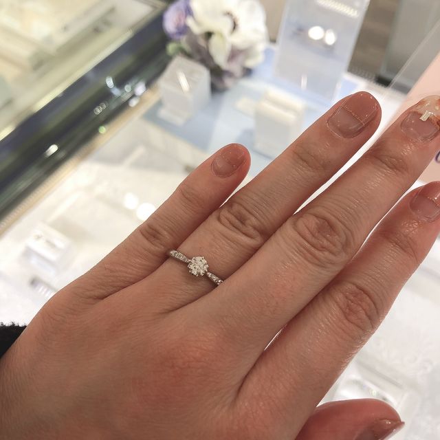 【ヴァンドーム青山(VENDOME AOYAMA)の口コミ】 大きい一粒のダイヤの横に小さいダイヤがあしらっているデザインを試着さ…