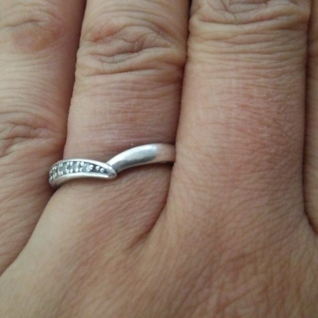 【4℃ BRIDAL(ヨンドシーブライダル)の口コミ】 いかにも結婚指輪という形ではないところが気に入りました。流れるような…