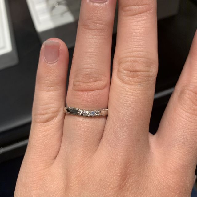 【エクセルコダイヤモンド(EXELCO DIAMOND)の口コミ】 弱めのVの形が指を細く見せてくれる効果があり、強いVの形と違って柔らか…