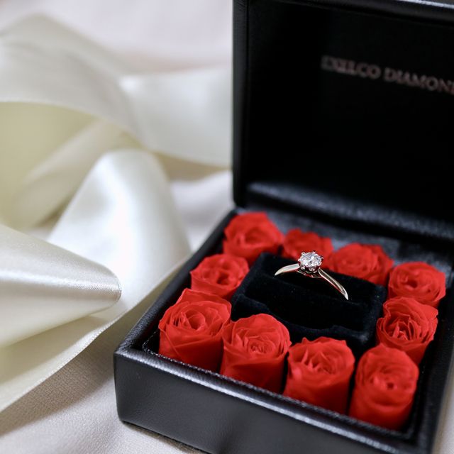 【エクセルコダイヤモンド(EXELCO DIAMOND)の口コミ】 こだわり抜いたダイヤモンドが使用されていて、光の下できれいに輝く指輪…