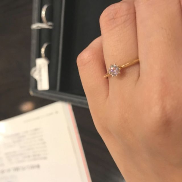 【ケイウノ ブライダル(K.UNO BRIDAL)の口コミ】 ダイヤモンドを留める爪の部分が花びらや王冠の様に見えて個性的な印象の…