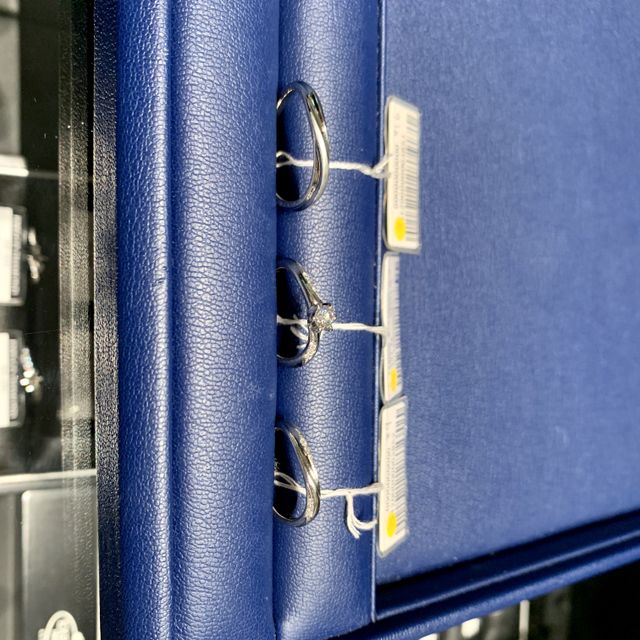 【銀座ダイヤモンドシライシの口コミ】 ウェーブのデザインで婚約指輪と結婚指輪が合わさるデザインになっている…