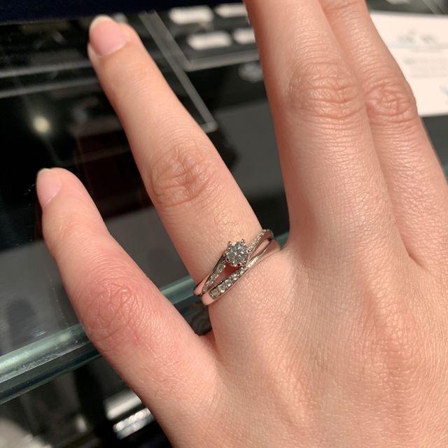 【銀座ダイヤモンドシライシの口コミ】 ウェーブのデザインで婚約指輪と結婚指輪が合わさるデザインになっている…