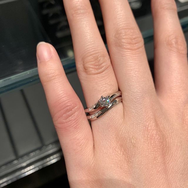 【銀座ダイヤモンドシライシの口コミ】 ウェーブのデザインで婚約指輪と結婚指輪が合わさるデザインになっている…