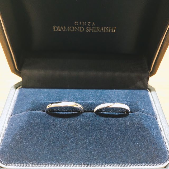 【銀座ダイヤモンドシライシの口コミ】 ストレートタイプの指輪に両側からウェーブ状にダイヤモンドが入っている…