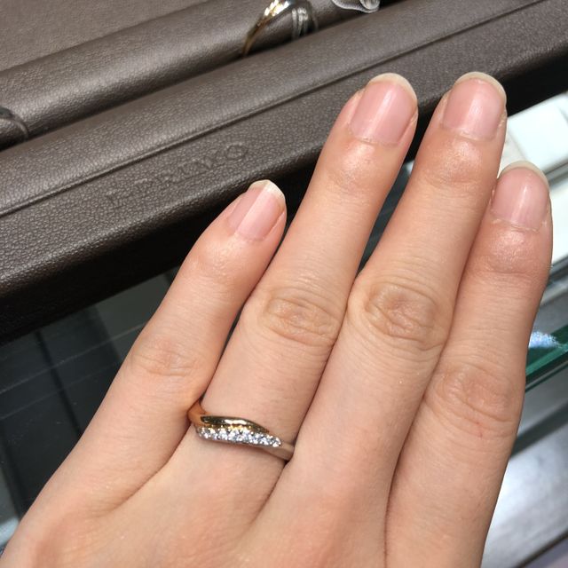 【アイプリモ(I-PRIMO)の口コミ】 ウェーブ状でありプラチナにゴールドの入った珍しいデザインです。ダイヤ…