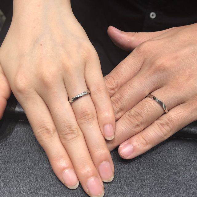 【ラザール ダイヤモンド(LAZARE DIAMOND)の口コミ】 指輪は太めで指輪の左右にダイヤモンドが斜めに入っているデザインです。…