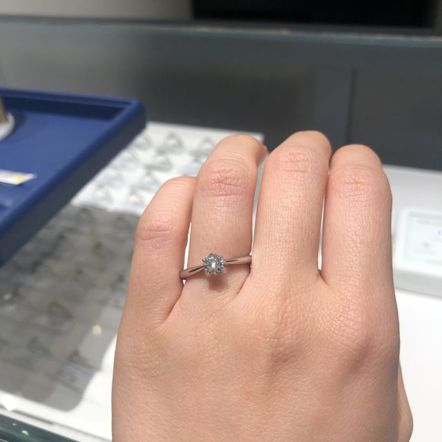 【銀座ダイヤモンドシライシの口コミ】 シンプルで、ダイヤがとても綺麗でした。結婚指輪と婚約指輪を重ねると、…