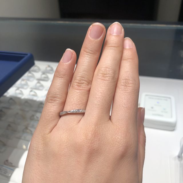 【銀座ダイヤモンドシライシの口コミ】 シンプルで、ダイヤがとても綺麗でした。結婚指輪と婚約指輪を重ねると、…