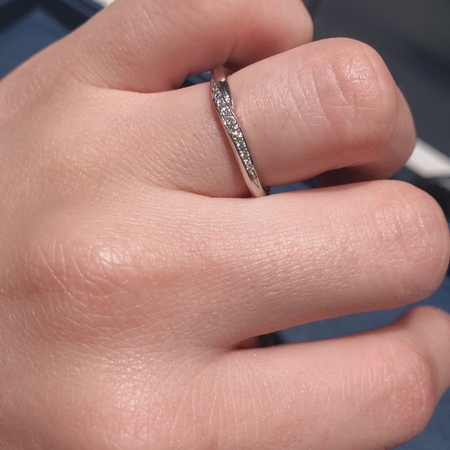 【銀座ダイヤモンドシライシの口コミ】 ダイヤモンドが贅沢にたくさん付いており、指を動かす度にキラキラと綺麗…
