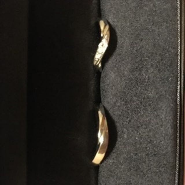 【ラザール ダイヤモンド(LAZARE DIAMOND)の口コミ】 比較的太めのデザインでV字になっており、指がとても美しく見えます。また…