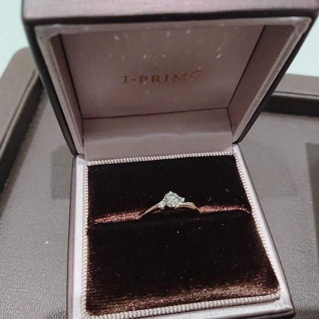 【アイプリモ(I-PRIMO)の口コミ】 引っ掛かりが少ない石の高さが低いデザインを探していました。私の指は肉…