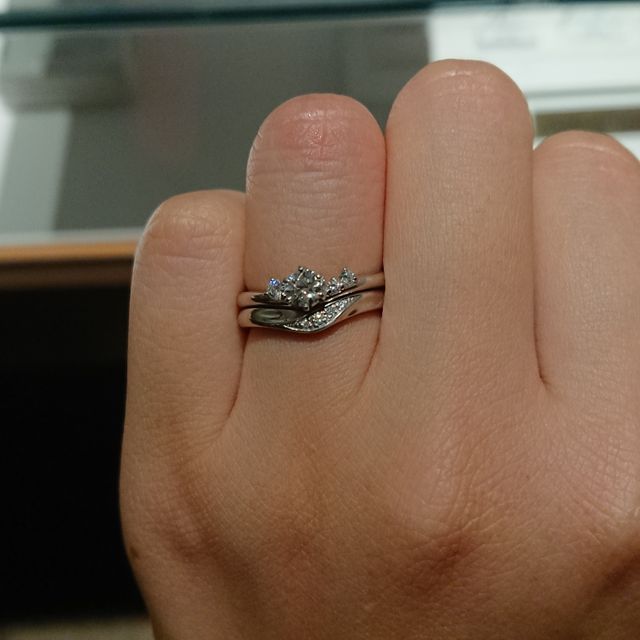 【銀座ダイヤモンドシライシの口コミ】 セットリングなのでぴったり重なり、キラキラしたひとつの指輪のようにな…