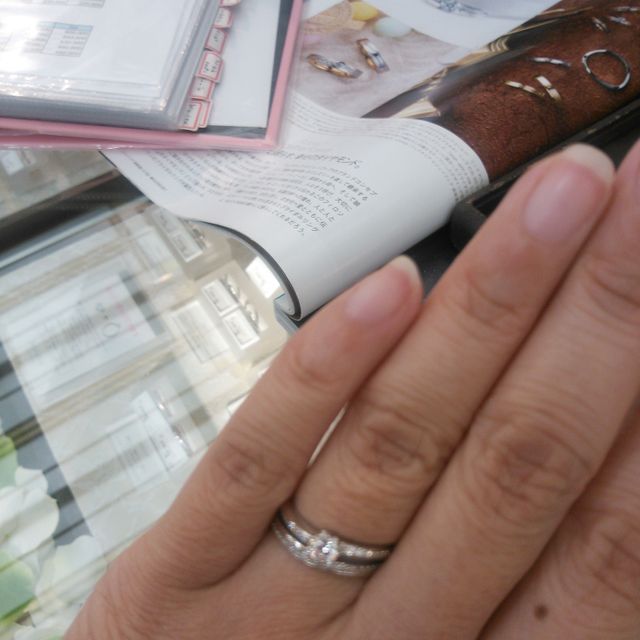 【銀座ダイヤモンドシライシの口コミ】 石一石のデザインがとても気に入りました。
指にもあっていてかなり気に入…