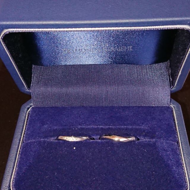 【銀座ダイヤモンドシライシの口コミ】 プラチナでV字のものを探していたところ、緩やかなカーブのこちらのものを…