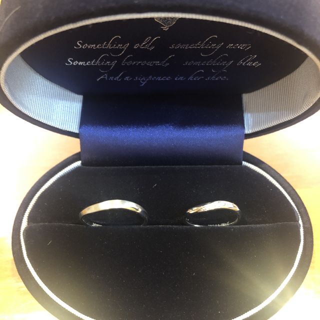 【Something Blue(サムシングブルー)の口コミ】 シンプルながら、波のあるようなデザインと素材の強さが気に入りました。
…