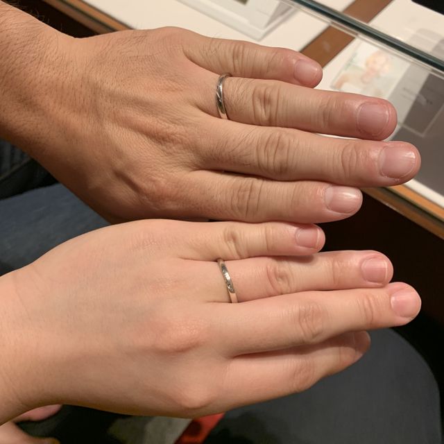 【銀座ダイヤモンドシライシの口コミ】 
シンプルだけど自分の方から見たらダイヤが見えるという凝ったデザインが…