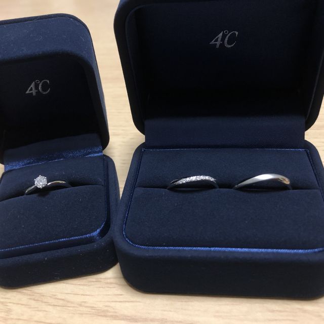 【4℃ BRIDAL(ヨンドシーブライダル)の口コミ】 デザインはダイヤモンドが大きく綺麗に見えるように工夫がなされていて
ね…