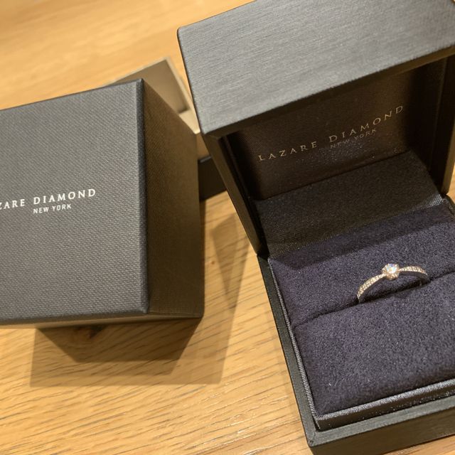 【ラザール ダイヤモンド(LAZARE DIAMOND)の口コミ】 元々婚約指輪のデザインの希望にリングの部分にダイヤの入っているものと…