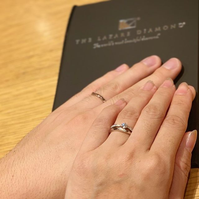 【ラザール ダイヤモンド(LAZARE DIAMOND)の口コミ】 元々婚約指輪のデザインの希望にリングの部分にダイヤの入っているものと…