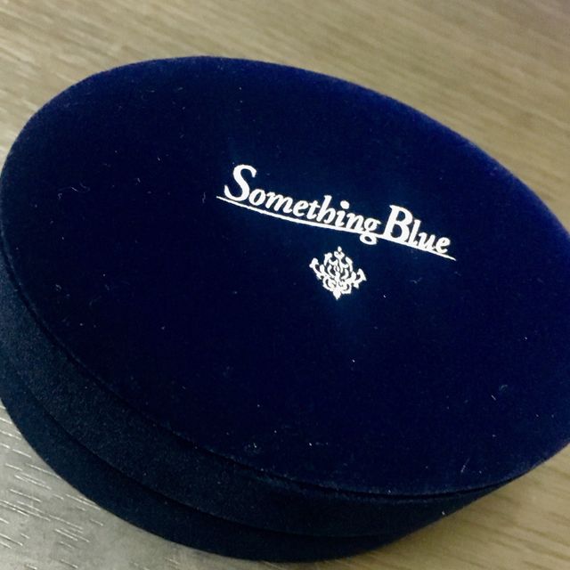 【Something Blue(サムシングブルー)の口コミ】 細めのリングだけど華やかなデザインでリングのカットが個性的で見た目よ…