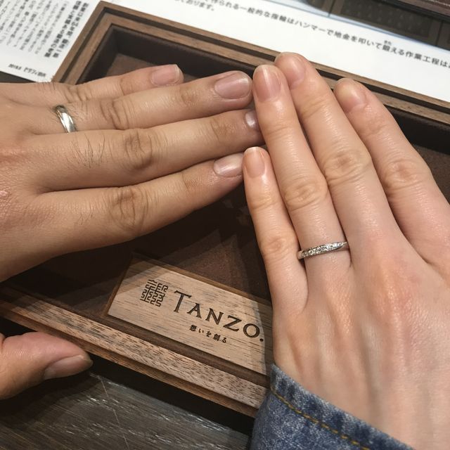 【TANZO.(鍛造指輪)の口コミ】 少し厚みのある指輪で丈夫そうな印象を受けました。
女性の指輪はダイヤが…