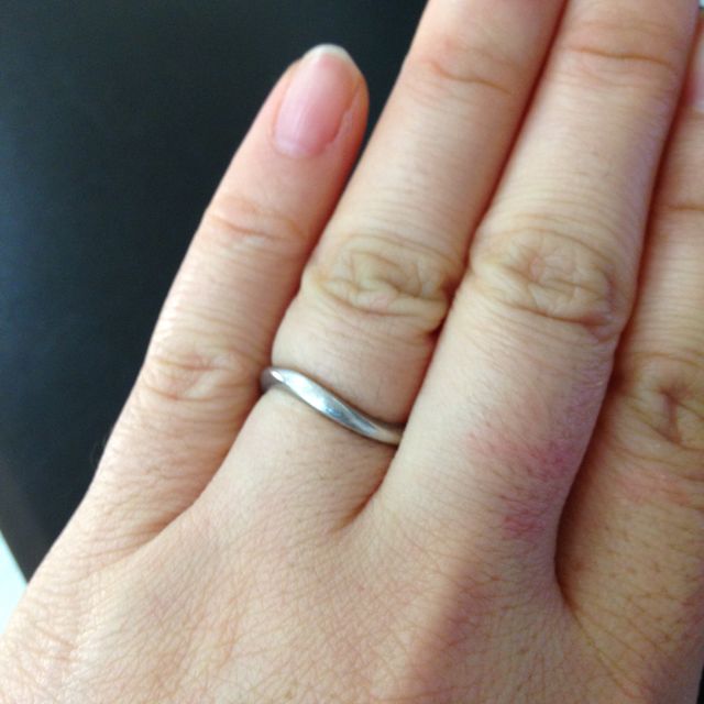 【銀座ダイヤモンドシライシの口コミ】 私の指はとても手の甲が広く指が短いタイプなので、選ぶのにだいぶ時間が…