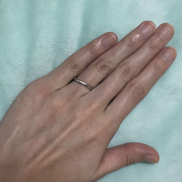 【4℃ BRIDAL(ヨンドシーブライダル)の口コミ】 目立ちすぎず目立たなさ過ぎずな適度な輝き具合で、プラチナも純度を高い…