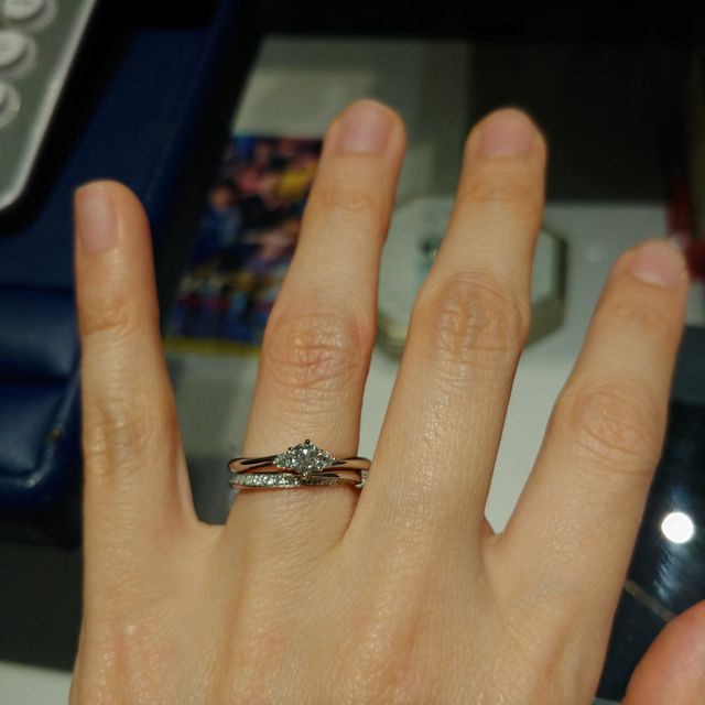 【銀座ダイヤモンドシライシの口コミ】 そこまで個性的でなく、上品なデザインであること。
ストレートタイプです…