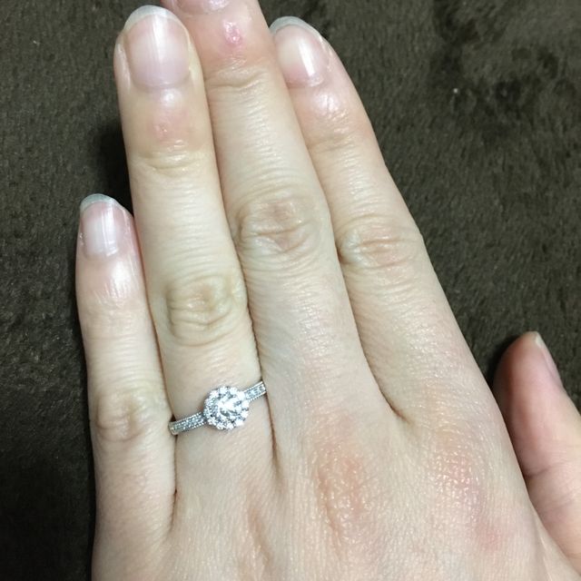 【Mariage ent(マリアージュエント)の口コミ】 トップのダイヤに存在感がほしかったので　周りにメレダイヤが取り巻いて…