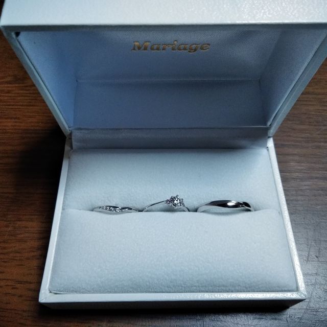 【Mariage ent(マリアージュエント)の口コミ】 婚約指輪はピンクの宝石が両サイドについていてかわいいです。また、宝石…