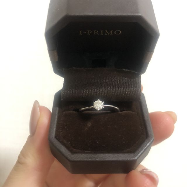 【アイプリモ(I-PRIMO)の口コミ】 定番のダイヤ1粒が憧れでした。
その中でも大きすぎず日常でも付けられる…