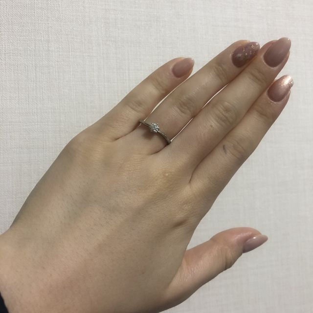 【アイプリモ(I-PRIMO)の口コミ】 定番のダイヤ1粒が憧れでした。
その中でも大きすぎず日常でも付けられる…