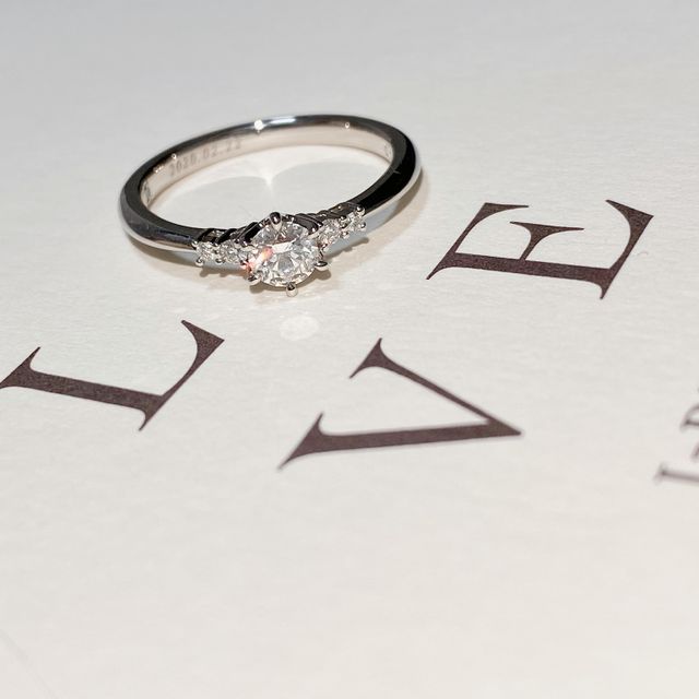 【アイプリモ(I-PRIMO)の口コミ】 普段も気兼ねなく付けれるようにダイヤの台座が低めの物を選びました。王…