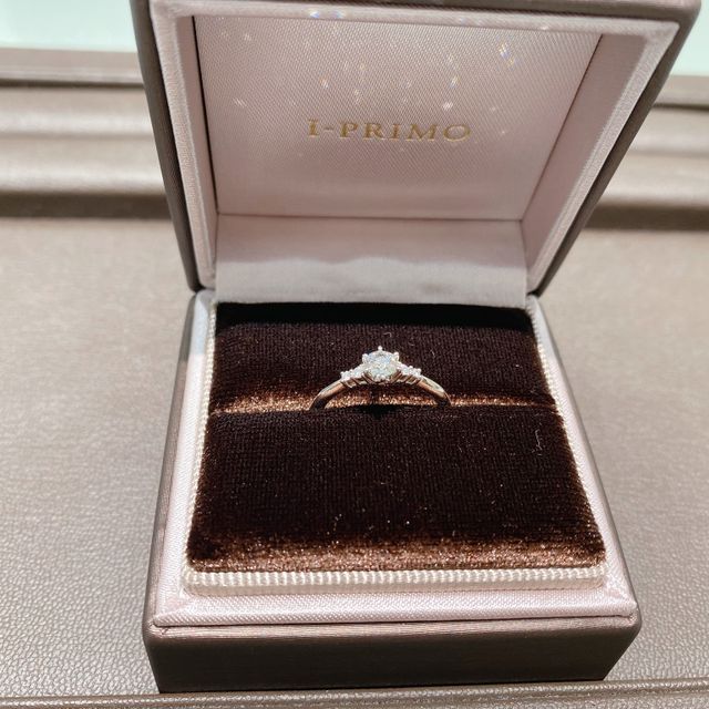 【アイプリモ(I-PRIMO)の口コミ】 普段も気兼ねなく付けれるようにダイヤの台座が低めの物を選びました。王…