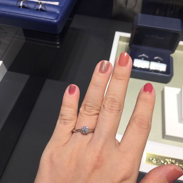 【銀座ダイヤモンドシライシの口コミ】 指輪自体はとってもシンプルで、王道なデザインが多かったです。これから…