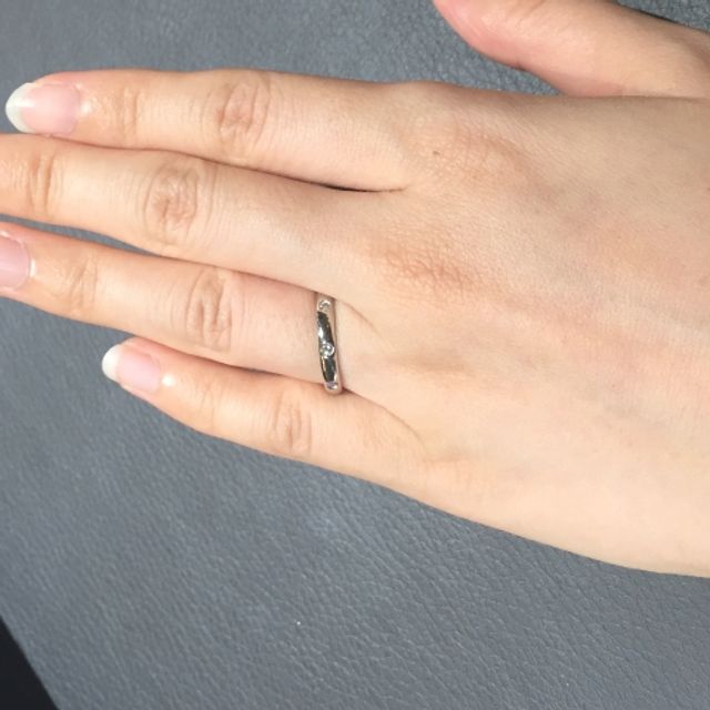 【銀座ダイヤモンドシライシの口コミ】 デザインにはあまりこだわらず、試着して自分の指に合ったものを選ぼうと…