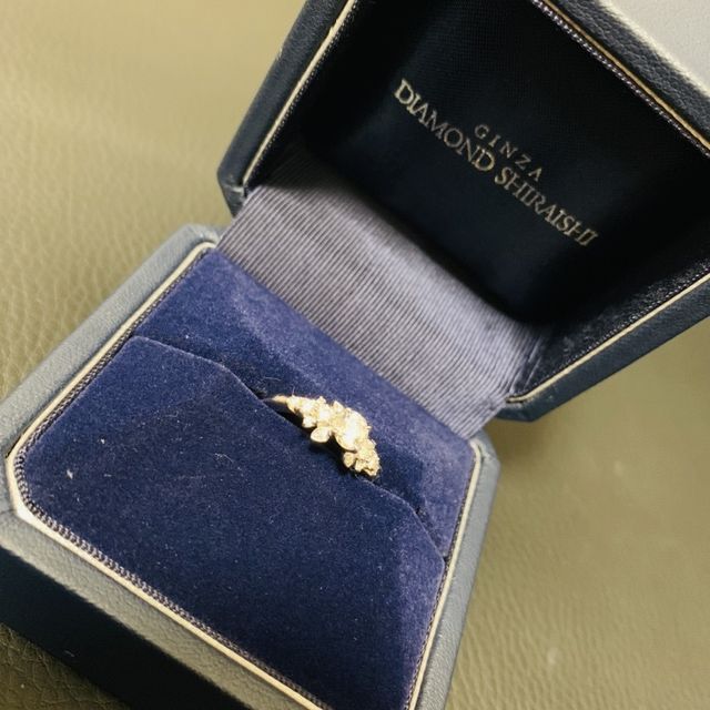 【銀座ダイヤモンドシライシの口コミ】 長く使える事を考えて、一粒のダイヤモンドのみの婚約指輪ではなく、全体…