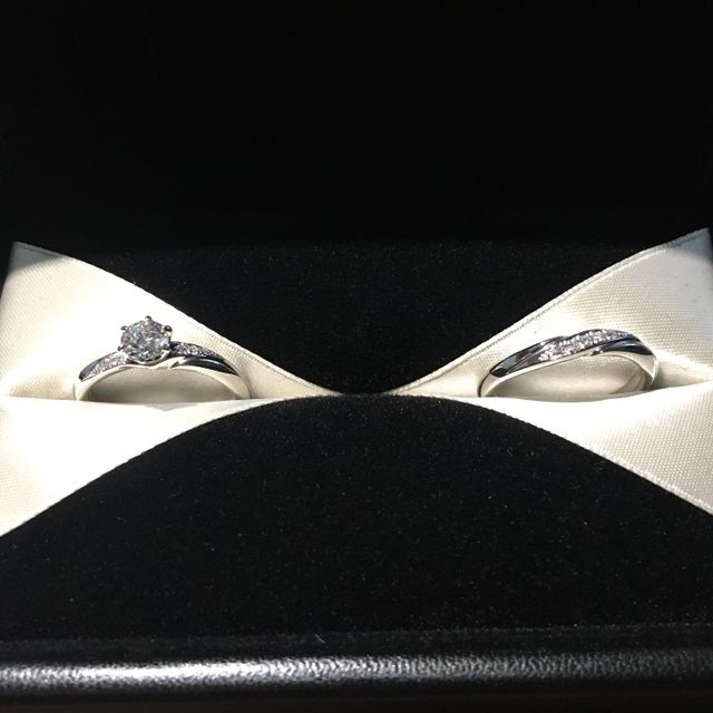 【エクセルコダイヤモンド(EXELCO DIAMOND)の口コミ】 婚約指輪と結婚指輪をセットのデザインのものにしたくて、このデザインに…