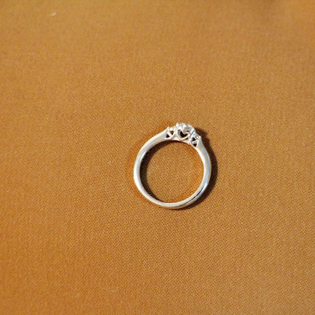 【アイプリモ(I-PRIMO)の口コミ】 希望のデザインは、大きなダイヤがひとつ、両サイドに小さなダイヤがひと…