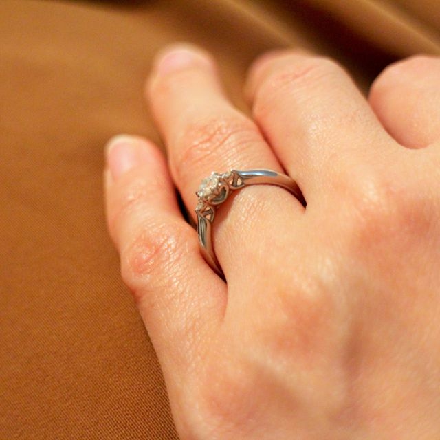 【アイプリモ(I-PRIMO)の口コミ】 希望のデザインは、大きなダイヤがひとつ、両サイドに小さなダイヤがひと…