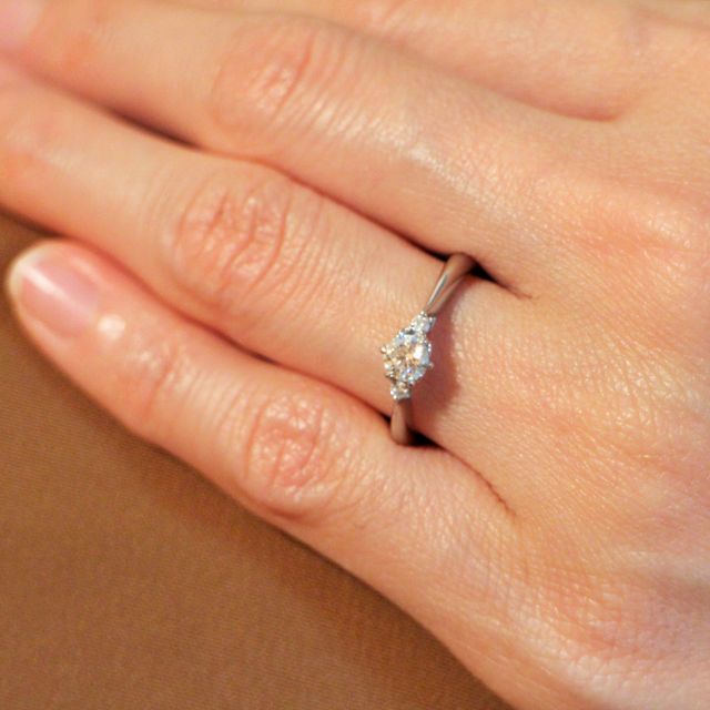 【アイプリモ(I-PRIMO)の口コミ】 希望のデザインは、大きなダイヤがひとつ、両サイドに小さなダイヤがひと…