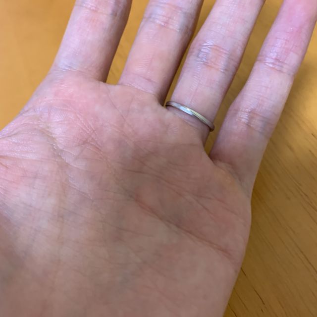 【アイプリモ(I-PRIMO)の口コミ】 あまり、派手すぎない指輪を探しており、この指輪は、つや消し加工がされ…